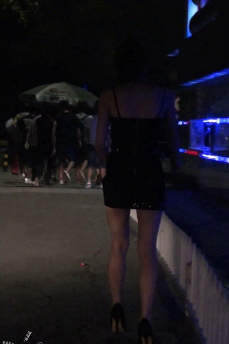 [街拍视频]00177性感的夜店露肩高跟女人