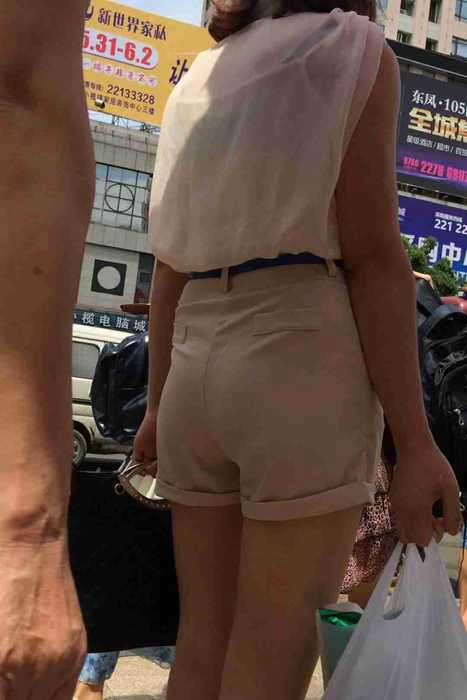 [街拍视频]00417风情短发短裤美女