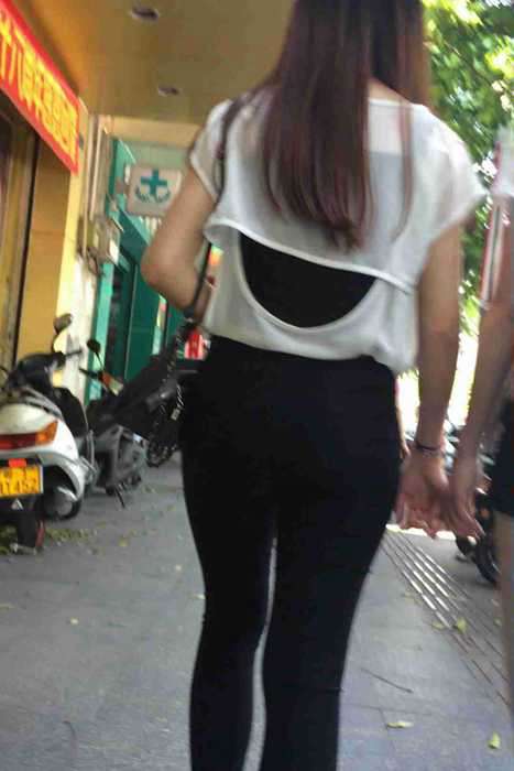 [街拍视频]00430长发紧身裤美女和闺蜜逛街